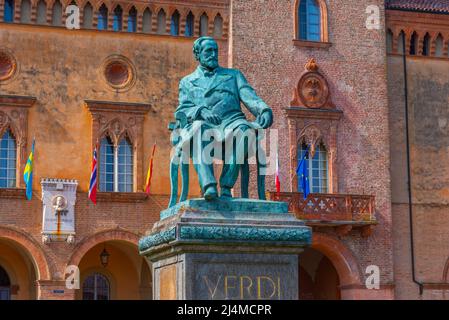 Busseto, Italien, 25. September 2021: Statue von Giuseppe Verdi in der italienischen Stadt Busseto. Stockfoto