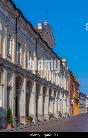 Busseto, Italien, 25. September 2021: Schmale Straße im Zentrum der italienischen Stadt Busseto. Stockfoto