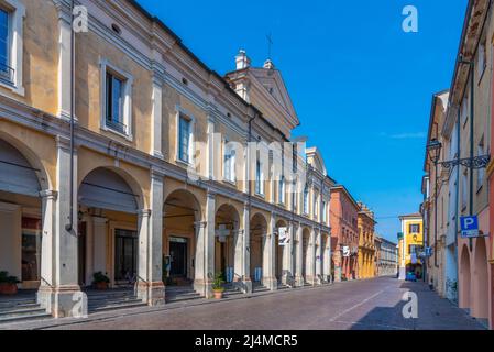 Busseto, Italien, 25. September 2021: Schmale Straße im Zentrum der italienischen Stadt Busseto. Stockfoto