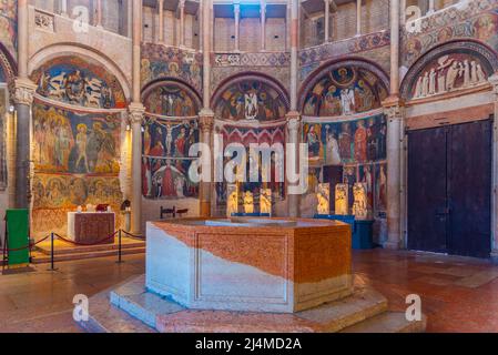 Parma, Italien, 25. September 2021: Innenansicht des Baptisterienser von Parma, Italien. Stockfoto