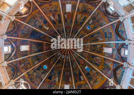 Parma, Italien, 25. September 2021: Innenansicht des Baptisterienser von Parma, Italien. Stockfoto