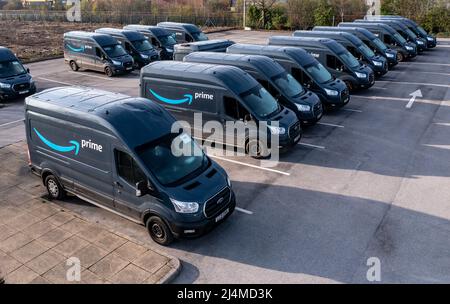 Neu hergestellte elektrische Lieferwagen Amazon Prime Ford E-Transit, die für die Lieferung von Produkten mit weniger Emissionen bereit sind Stockfoto