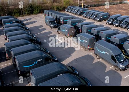 Neu hergestellte elektrische Lieferwagen Amazon Prime Ford E-Transit, die für die Lieferung von Produkten mit weniger Emissionen bereit sind Stockfoto