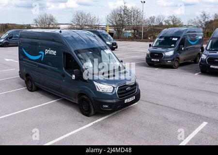 Neu hergestellte elektrische Lieferwagen Amazon Prime Ford E-Transit, die für die Lieferung von Produkten mit weniger Emissionen bereit sind Stockfoto