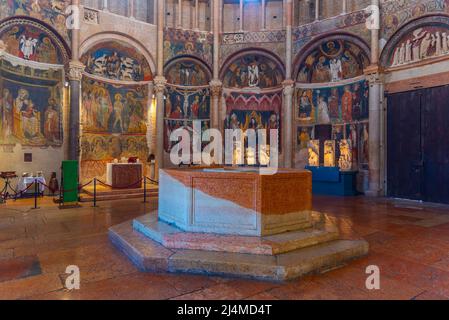 Parma, Italien, 25. September 2021: Innenansicht des Baptisterienser von Parma, Italien. Stockfoto