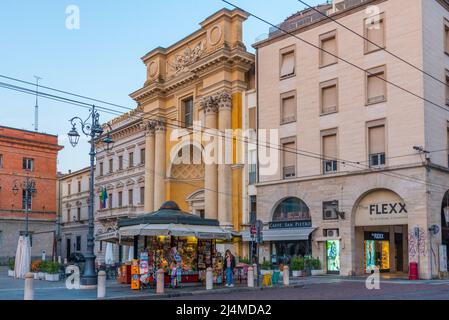 Parma, Italien, 25. September 2021: Sonnenaufgang über der Piazza Giuseppe Garibaldi im Zentrum der italienischen Stadt Parma. Stockfoto