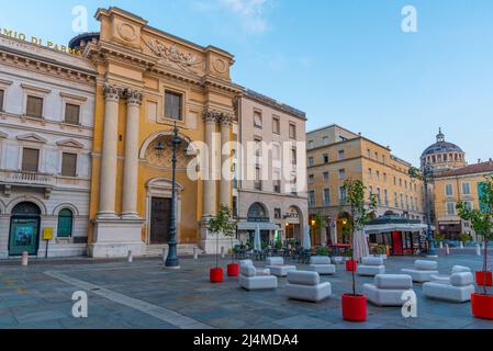 Parma, Italien, 25. September 2021: Sonnenaufgang über der Piazza Giuseppe Garibaldi im Zentrum der italienischen Stadt Parma. Stockfoto