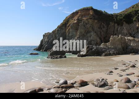 Blick auf die felsigen Klippen des Gibson Beach im Point Lobos State Natural Reserve. Stockfoto