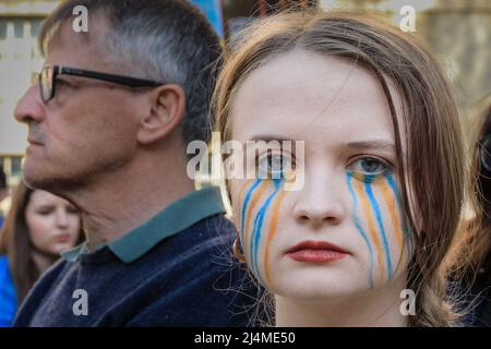 London, Großbritannien. 16. April 2022. Eine Frau hat in den ukrainischen Nationalfarben Tränen in strömenden Tränen auf ihr Gesicht gemalt. Demonstranten, viele von ihnen aus der ukrainischen Gemeinschaft, haben eine weitere Kundgebung veranstaltet, um sich „der Ukraine zu stellen“ und gegen den andauernden Krieg im Land zu protestieren. Kredit: Imageplotter/Alamy Live Nachrichten Stockfoto