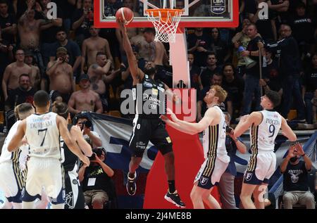 Dominique Jhonson (Dolomiti Energia Trento) während der Serie A1 des italienischen LBA-Basketballspiels Kigili Fortitudo Bologna gegen. Dolomiti energia Trient im Sportpalast Paladozza - Bologna, 16. April 2022 - Foto: Michele Nucci Stockfoto