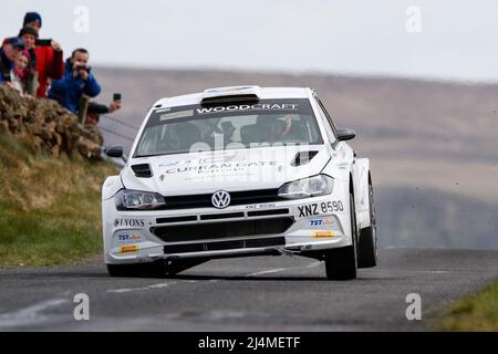 16.. April 2022, Ballymena, County Antrim, Nordirland, Vereinigtes Königreich; Rundkurs der Ireland International Rally, Runde 3 der Irish Tarmac Rally Championship: Callum Devine und Shane Byrne (VW Polo GTI R5) belegte den dritten Platz in der Gesamtwertung Stockfoto