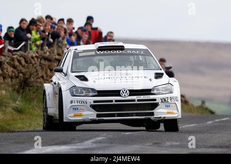 16.. April 2022, Ballymena, County Antrim, Nordirland, Vereinigtes Königreich; Rundkurs der Ireland International Rally, Runde 3 der Irish Tarmac Rally Championship: Callum Devine und Shane Byrne (VW Polo GTI R5) belegte den dritten Platz in der Gesamtwertung Stockfoto