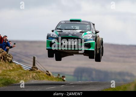 16.. April 2022, Ballymena, County Antrim, Nordirland, Vereinigtes Königreich; Circuit of Ireland International Rally, Runde 3 der Irish Tarmac Rally Championship: Jason Mitchell und Paddy McCrudden (Ford Fiesta Rally2) hatten das Glück, nach der Landung auf diesem riesigen Sprung zu entkommen Stockfoto