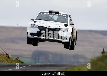 16.. April 2022, Ballymena, County Antrim, Nordirland, Vereinigtes Königreich; Circuit of Ireland International Rally, Runde 3 der Irish Tarmac Rally Championship: Cathan McCourt und Liam Moynihan (Fabia R5) sind spektakulär über die Sprünge Stockfoto