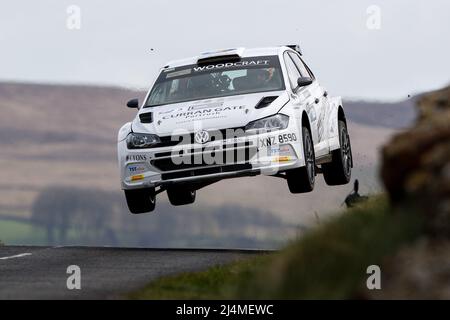 16.. April 2022, Ballymena, County Antrim, Nordirland, Vereinigtes Königreich; Rundkurs der Ireland International Rally, Runde 3 der Irish Tarmac Rally Championship: Callum Devine und Shane Byrne (VW Polo GTI R5) belegte den dritten Platz in der Gesamtwertung Stockfoto