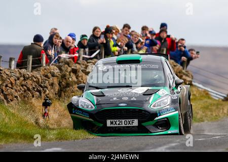 16.. April 2022, Ballymena, County Antrim, Nordirland, Vereinigtes Königreich; Circuit of Ireland International Rally, Runde 3 der Irish Tarmac Rally Championship: Jason Mitchell und Paddy McCrudden (Ford Fiesta Rally2) hatten das Glück, nach der Landung im Gelände auf einem riesigen Sprung zu entkommen Stockfoto