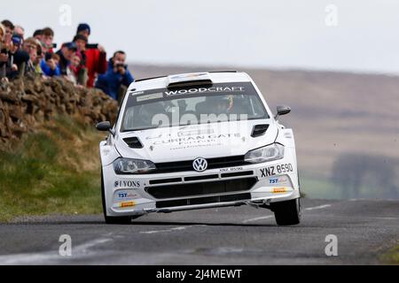 16.. April 2022, Ballymena, County Antrim, Nordirland, Vereinigtes Königreich; Rundkurs der Ireland International Rally, Runde 3 der Irish Tarmac Rally Championship: Callum Devine und Shane Byrne (VW Polo GTI R5) belegte den dritten Platz in der Gesamtwertung Stockfoto