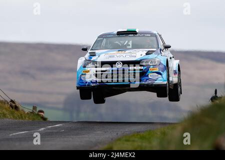 16.. April 2022, Ballymena, County Antrim, Nordirland, Vereinigtes Königreich; Circuit of Ireland International Rally, Runde 3 der Irish Tarmac Rally Championship: Meirion Evans und Jonathan Jackson (Volkswagen Polo GTi R5) in Aktion Stockfoto