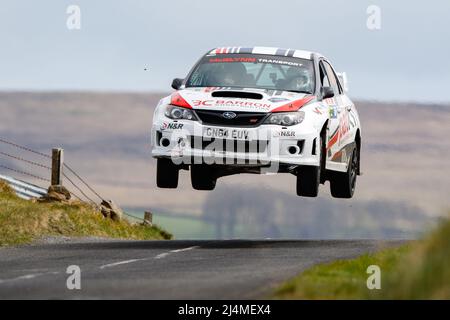 16.. April 2022, Ballymena, County Antrim, Nordirland, Vereinigtes Königreich; Circuit of Ireland International Rally, Runde 3 der Irish Tarmac Rally Championship: Paul Britton und Peter ward (Subaru Impreza) waren mit ihren spektakulären Fahrern Publikumsmagnet Stockfoto