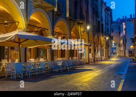 Mantua, Italien, 24. September 2021: Nachtansicht der Piazza delle Erbe in der italienischen Stadt Mantua. Stockfoto