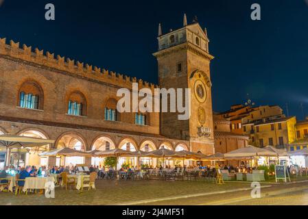 Mantua, Italien, 23. September 2021: Nachtansicht des Palazzo della Ragione in der italienischen Stadt Mantua. Stockfoto
