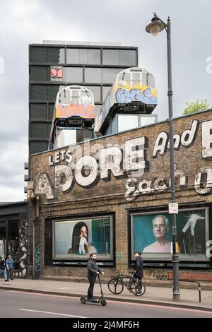 Village Underground Live-Musik-Veranstaltungsort, ein kreatives, kulturelles Zentrum, das in umgestalteten U-Bahn-Kutschen, Versandcontainern und einem Lagerhaus untergebracht ist. Stockfoto