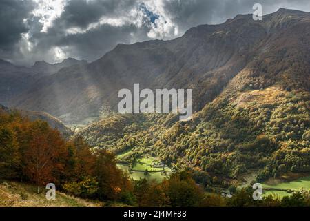 Sonnenstrahlen über dem Lescun-Tal, den französischen pyrenäen Stockfoto