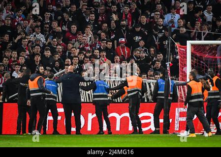 Fans von Lille während des französischen Ligue-1-Fußballspiels zwischen LOSC Lille und RC Lens am 16. April 2022 im Pierre-Mauroy-Stadion in Villeneuve-d'Ascq in der Nähe von Lille, Frankreich - Foto Matthieu Mirville / DPPI Stockfoto