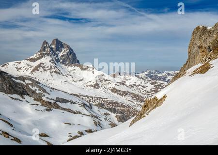 Midi d'Ossau Südseite Blick auf den Gipfel vom Zirkus Aneou, Nationalpark der Pyrenäen, Frankreich Stockfoto