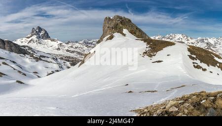 Midi d'Ossau Südseite Blick auf den Gipfel vom Zirkus Aneou, Nationalpark der Pyrenäen, Frankreich Stockfoto