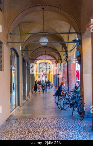 Modena, Italien, 23. September 2021: Arcade im Zentrum der italienischen Stadt Modena. Stockfoto