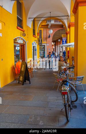 Modena, Italien, 23. September 2021: Arcade im Zentrum der italienischen Stadt Modena. Stockfoto