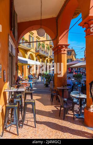 Modena, Italien, 23. September 2021: Arcade im Zentrum der italienischen Stadt Modena. Stockfoto