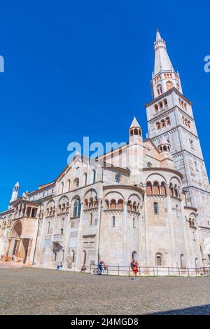 Modena, Italien, 23. September 2021: Kathedrale von Modena und Ghirlandina-Turm in Italien. Stockfoto