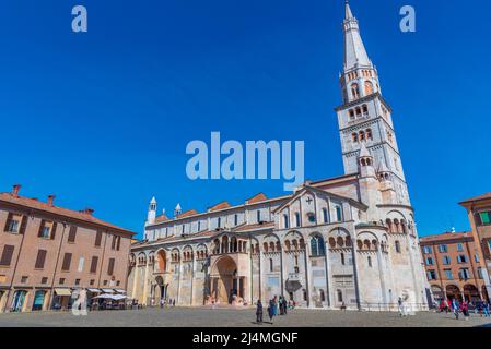 Modena, Italien, 23. September 2021: Kathedrale von Modena und Ghirlandina-Turm in Italien. Stockfoto