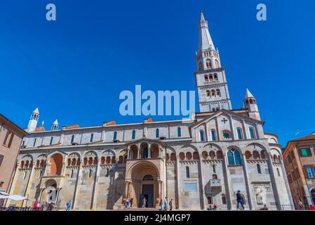 Modena, Italien, 23. September 2021: Kathedrale von Modena und Ghirlandina-Turm in Italien. Stockfoto