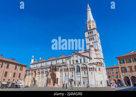 Modena, Italien, 23. September 2021: Kathedrale von Modena und Ghirlandina-Turm in Italien. Stockfoto