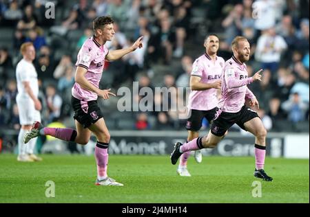 Barry Bannan (rechts) von Sheffield Wednesday feiert das dritte Tor ihrer Mannschaft mit Teamkollegen während des Sky Bet League One-Spiels im Stadium MK, Milton Keynes. Bilddatum: Samstag, 16. April 2022. Stockfoto