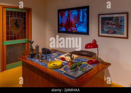 Maranello, Italien, 23. September 2021: Schreibtisch im Museo Ferrari in Maranello, Italien. Stockfoto