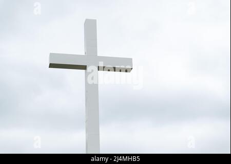 Houston, USA. 16. April 2022. Ein großes Kreuz wird am 16. April 2022, Osterwochenende, in Houston, TX, gesehen. Die Sagemont Church beherbergt das 170ft-Meter-Kreuz, das über den Überführungen i45 South und Beltway 8 thront. (Foto von Jennifer Lake/SIPA USA) Quelle: SIPA USA/Alamy Live News Stockfoto