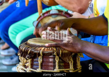 Percussion-Instrument namens Atabaque wird in der traditionellen afro-brasilianischen Capoeira-Präsentation gespielt Stockfoto