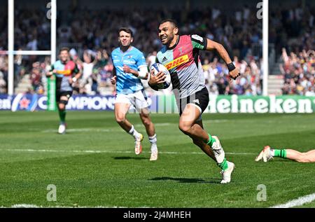 Twickenham, Großbritannien. 16. April 2022. Heineken Champions Cup Runde des Rugby 16. Harlekine V. Montpelier. Twickenham Stoop. Twickenham. Joe Marchant (Harlekine) läuft in die 3. Harlekine versuchen während der Harlekins V Montpelier Heineken Champions Cup Runde von 16, 2. Bein, Rugby-Spiel. Kredit: Sport In Bildern/Alamy Live Nachrichten Stockfoto