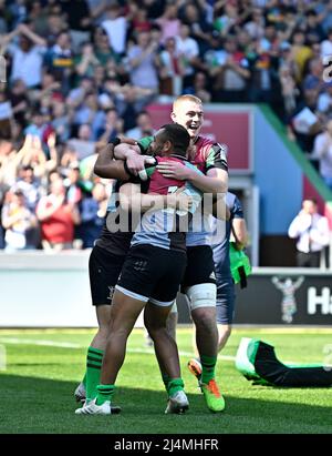 Twickenham, Großbritannien. 16. April 2022. Heineken Champions Cup Runde des Rugby 16. Harlekine V. Montpelier. Twickenham Stoop. Twickenham. Die Harlequins Spieler feiern die 3. Harlequins versuchen während der Harlequins V Montpelier Heineken Champions Cup Runde von 16, 2. Bein, Rugby-Spiel. Kredit: Sport In Bildern/Alamy Live Nachrichten Stockfoto