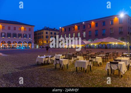 Modena, Italien, 22. September 2021: Blick auf die Piazza Grande in der italienischen Stadt Modena bei Sonnenuntergang. Stockfoto