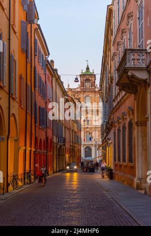 Modena, Italien, 22. September 2021: Blick bei Sonnenuntergang auf eine Straße, die zum Palazzo Ducale im Zentrum der italienischen Stadt Modena führt. Stockfoto