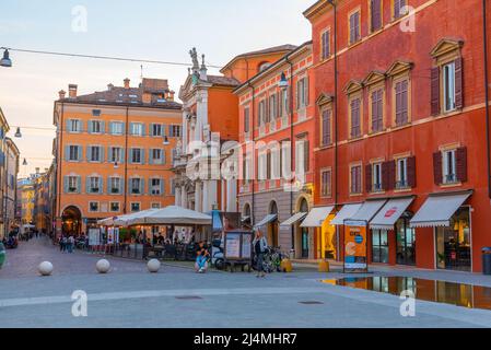 Modena, Italien, 22. September 2021: Blick bei Sonnenuntergang auf eine Straße, die zum Palazzo Ducale im Zentrum der italienischen Stadt Modena führt. Stockfoto