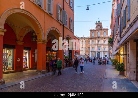 Modena, Italien, 22. September 2021: Blick bei Sonnenuntergang auf eine Straße, die zum Palazzo Ducale im Zentrum der italienischen Stadt Modena führt. Stockfoto