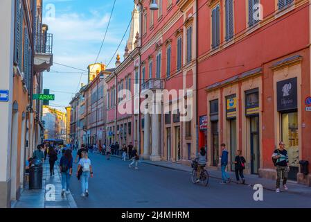 Modena, Italien, 22. September 2021: Blick auf eine Einkaufsstraße im Zentrum der italienischen Stadt Modena bei Sonnenuntergang. Stockfoto