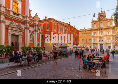 Modena, Italien, 22. September 2021: Blick bei Sonnenuntergang auf eine Straße, die zum Palazzo Ducale im Zentrum der italienischen Stadt Modena führt. Stockfoto