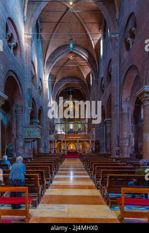 Modena, Italien, 22. September 2021: Innenraum der Kathedrale von Modena in Italien. Stockfoto